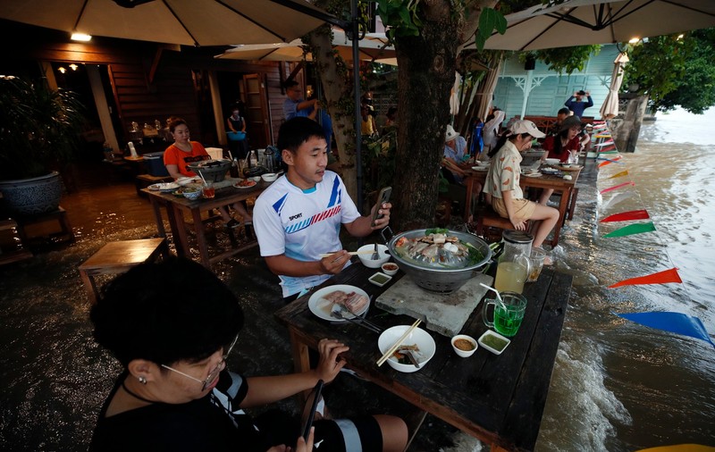 „Nu ştii dacă nu vei fi luat de ape în timp ce mănânci”. Restaurantul din Thailanda devenit atracție turistică datorită inundațiilor