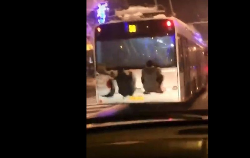 VIDEO | Imagini șocante surprinse în Baia Mare! Trei tineri, filmați în timp ce stăteau agățați de un troleibuz