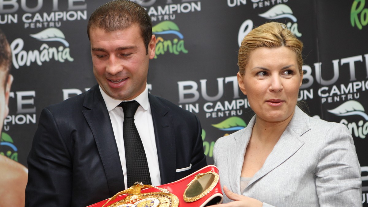Motivarea ÎCCJ în dosarul "Gala Bute" a venit la șase ani după ce Elena Udrea, stânga, s-a fotografiat fericită lângă campionul la box Lucian Bute
