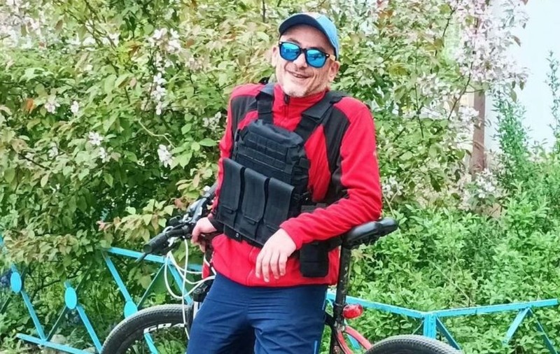 Un ucrainean a fugit cu bicicleta, printre obuze, din orașul asediat de ruși: „Nu simțeam frică, ci mai degrabă furie”