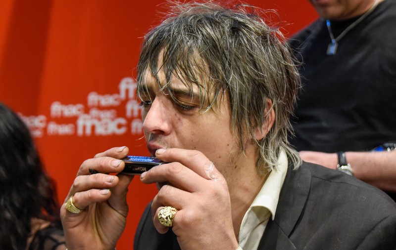 Cântărețul britanic Pete Doherty, amendat cu 5.000 de euro pentru consum de cocaină. A stat două zile în arest la Paris