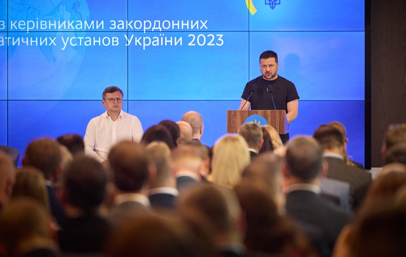 „Nu-i vom vedea niciodată pe Zelenski şi Putin la aceeaşi masă de negocieri", anunță șeful diplomației ucrainene. Când vor putea începe tratativele