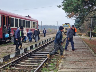 Călătorii preferă să aștepte pe peron decât în gară