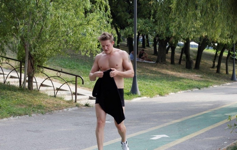 Foto exclusiv | Andrei de la Voxis s-a dezbrăcat în parc!