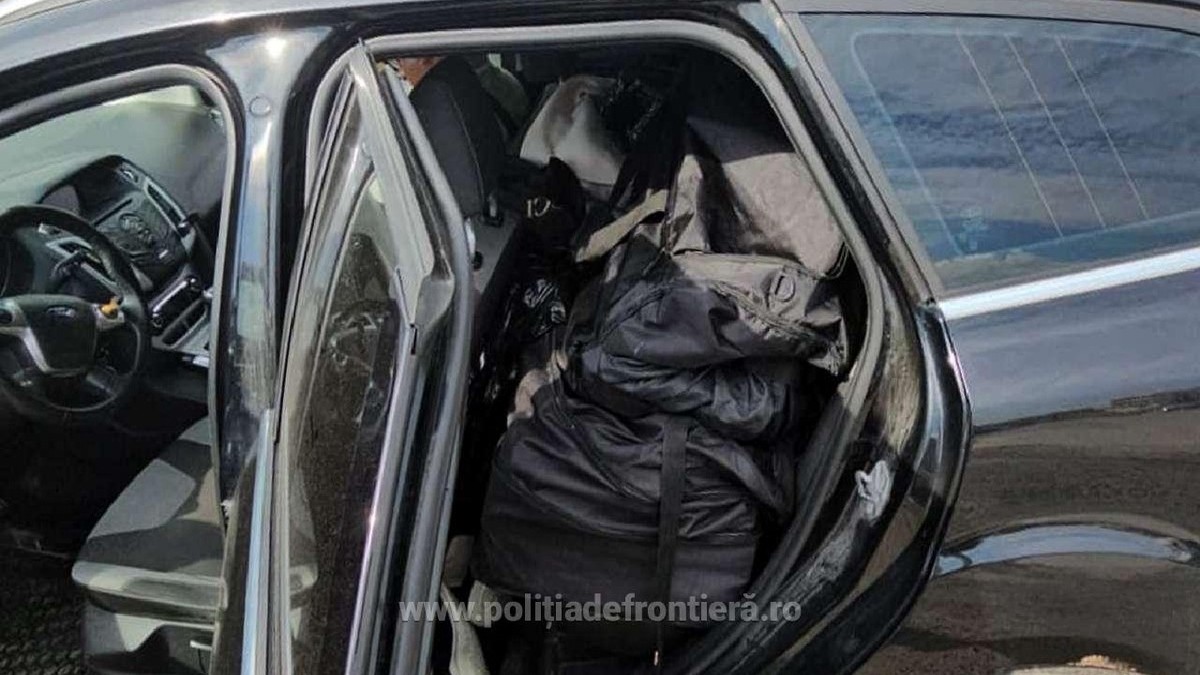 tigari intr-o masina neagra a unui sofer bulgar - Politia de Frontieră