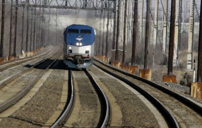 2,3 milioane de dolari pentru că a căzut beat pe şinele trenului