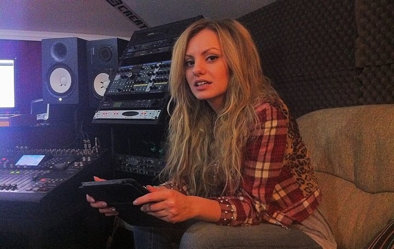 Alexandra Stan, într-o ipostază inedită pentru fani! Vezi cum arată cântăreaţa în focul creaţiei!
