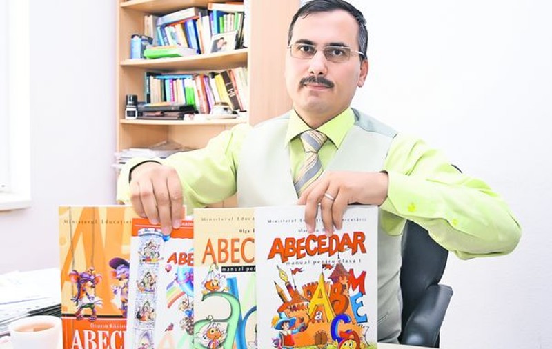 Bogdan Drăghici, preşedintele Asociaţiei T.A.T.A., e supărat că în manualele «bobocilor» cuvântul «tata» apare de prea puţine ori
