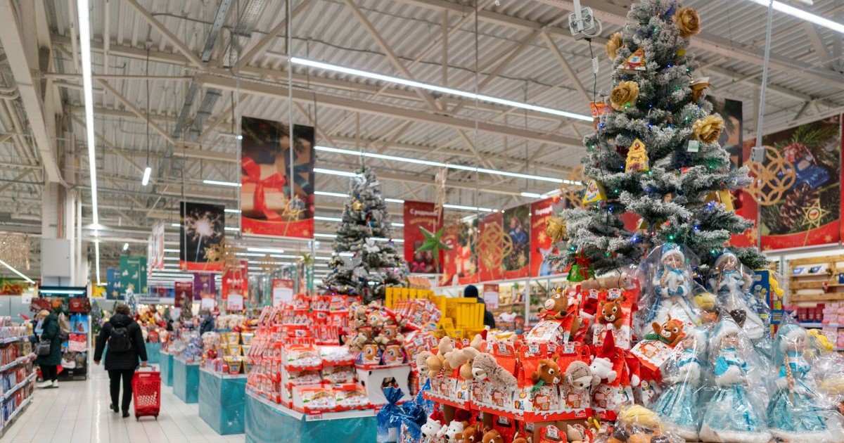 supermarket decorat de Crăciun, cu insulițe cu dulciuri tematice și brad împodobit