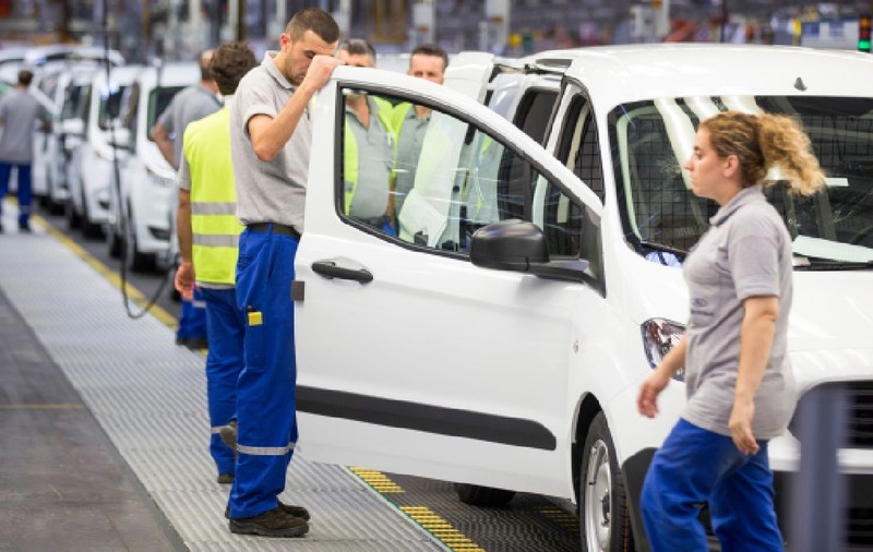 Un gigant auto oferă 5.000 de joburi și salarii de 120.000 de dolari, dar nu găsește muncitori calificați