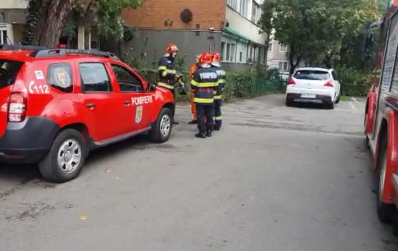 O femeie a murit, iar alta a fost găsită inconștientă, într-un apartament din Oradea. Miros de gaz, semnalat pe scara blocului