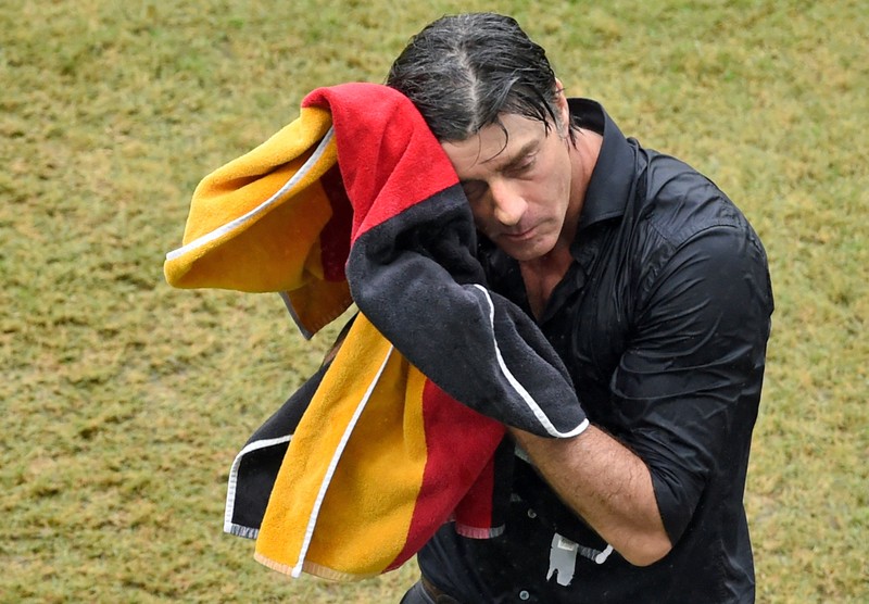 Joachim Loew, murat de ploaie FOTO: EPA