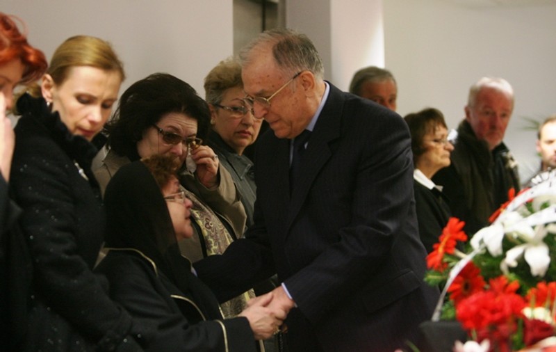 Ion Iliescu la catafalcul lui Ion Lucian!