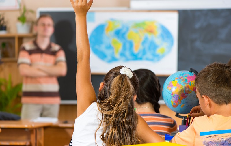 Sancțiunile pentru profesorul din Iași acuzat că înjură elevii: rămâne la catedră, cu salariul scăzut de 15%