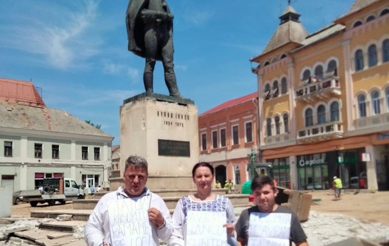 „O bădărănie la adresa eroilor neamului”. Moții sunt chemați la protest, după ce Primăria Turda a anunțat că mută statuia lui Avram Iancu din piața centrală