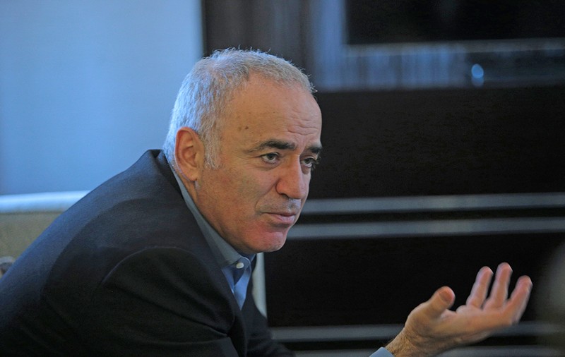 Garry Kasparov: „Nu-i dați rampe de ieșire lui Putin”. Cum crede marele șahist rus că poate cădea președintele