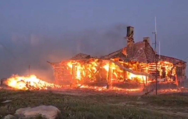 Staţia meteorologică de pe Vârful Vlădeasa din Cluj a ars într-un incendiu: „Extinderea focului, amplificată de vântul puternic de la cota 1.800”