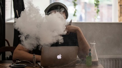 Fără țigări electronice în spațiile publice închise. Proiectul de lege, adoptat de Senat