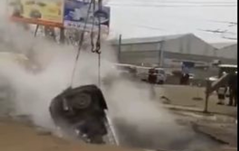 Doi bărbați au murit după ce au căzut cu mașina într-o groapă cu apă clocotită