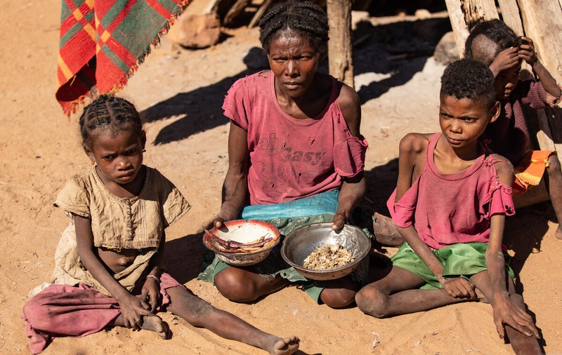 Locuitorii din Madagascar, nevoiți să mănânce greieri, frunze de cactus și noroi, din cauza foametei