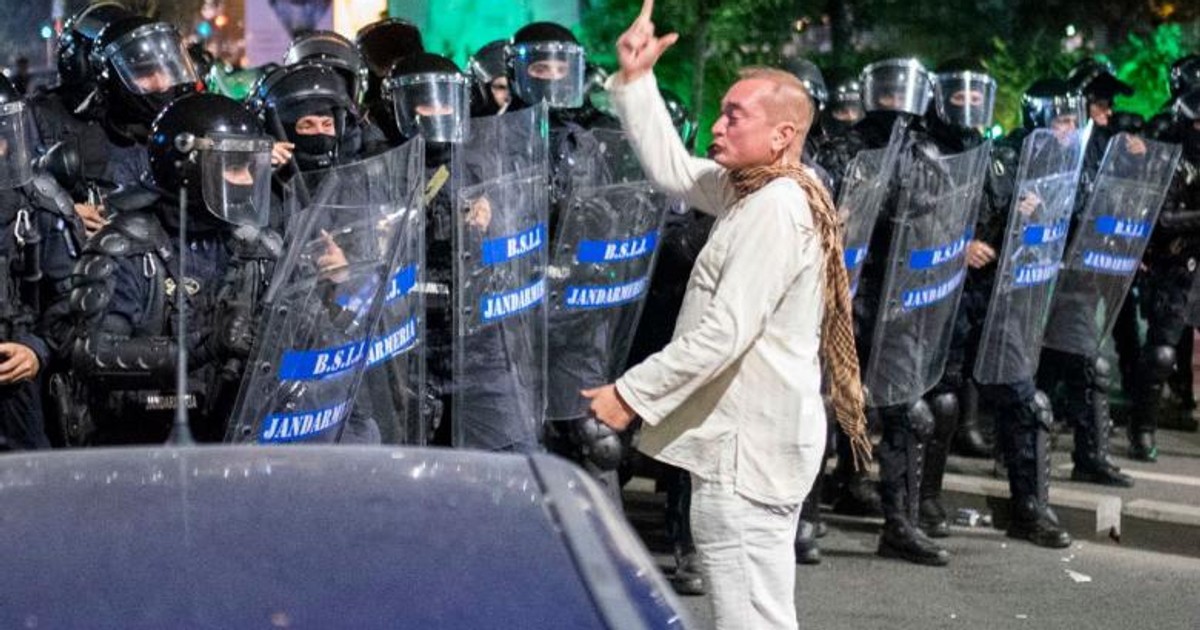 Colonelul Paraschiv, „bărbatul în alb” ar putea fi mutat la paza Centralei de la Cernavodă. Paraschiv a coordonat jandarmii la protestele din 10 august