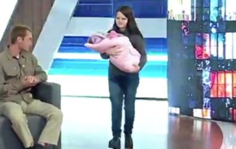 O fetiță de 12 ani a fost umilită public. A fost obligată de un show tv să stea față în față cu tatăl și frații care au violat-o | VIDEO