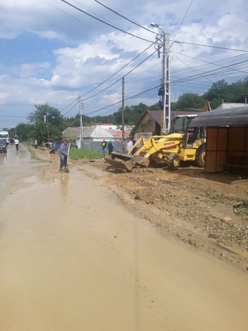 Drumuri inundate în județul Bacău