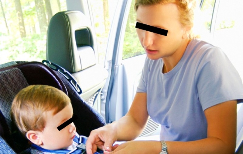 Un bebeluş a murit după ce a fost uitat în maşină