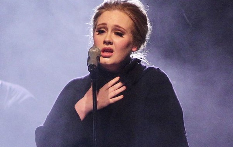 Adele și-a anulat toate concertele. Cântăreața va fi operată la nivelul laringelui