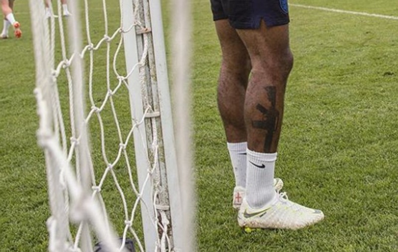 Semnificația mitralierei tatuate pe piciorul lui Raheem Sterling, atacantul Angliei