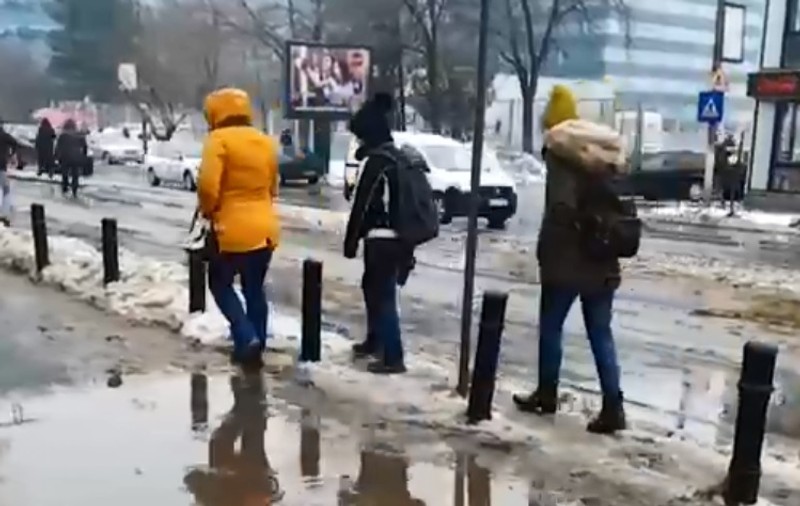 #salvatipipera | Cartierul de afaceri care se "îneacă" după fiecare ploaie. Noroiul de pe pantofi şi haine a devenit "cartea de vizită" a zeci de mii de oameni