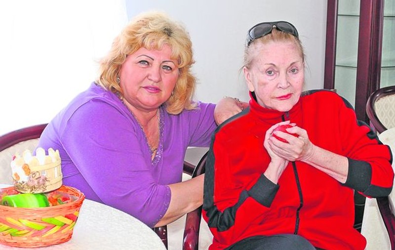 Aurora Ionescu, prietena de-o viaţă a cunoscutei creatoare de modă, sare la gâtul lui Cătălin Negreanu, unicul fiu al vedetei: «A lăsat-o pe Zina fără buletin, ca să nu fugă din azil!»