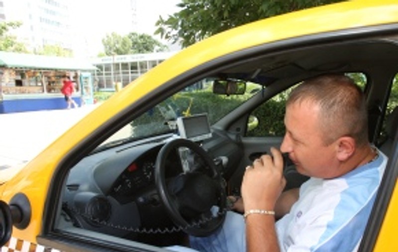 Începe acordarea autorizaţiilor taxi