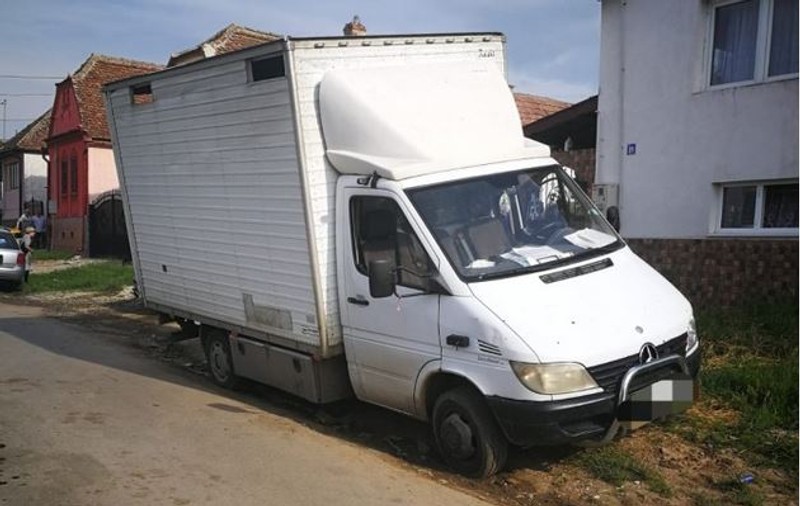 O fată de 14 ani din Sibiu a luat mașina familiei ca să  meargă să-și cumpere înghețată. Pe drum, a lovit o fetiță de 12 ani