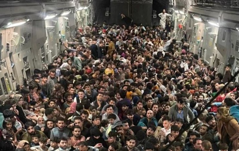 Disperarea afganilor, într-o singură fotografie: sute de oameni, înghesuiți într-un avion militar