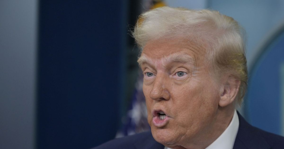30 ianuarie 2025, Washington, Dc, Statele Unite: Președintele american Donald Trump vorbește despre dezastrul aviației în timpul unei conferințe de presă, la Brady Briefing Room/White House din Washington DC. Republicanul este îmbrăcat la costum și este nervos