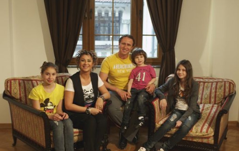Familia Anei Maria Prodan, terorizată de camerele care-i urmăresc pe toţi pas cu pas!