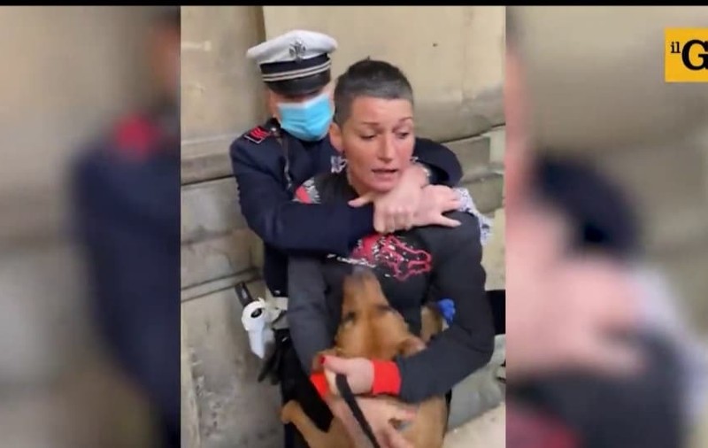 Video| O femeie din Italia a fost arestată pentru că a refuzat să poarte mască: “Lăsați-mă! Mă sufocă”