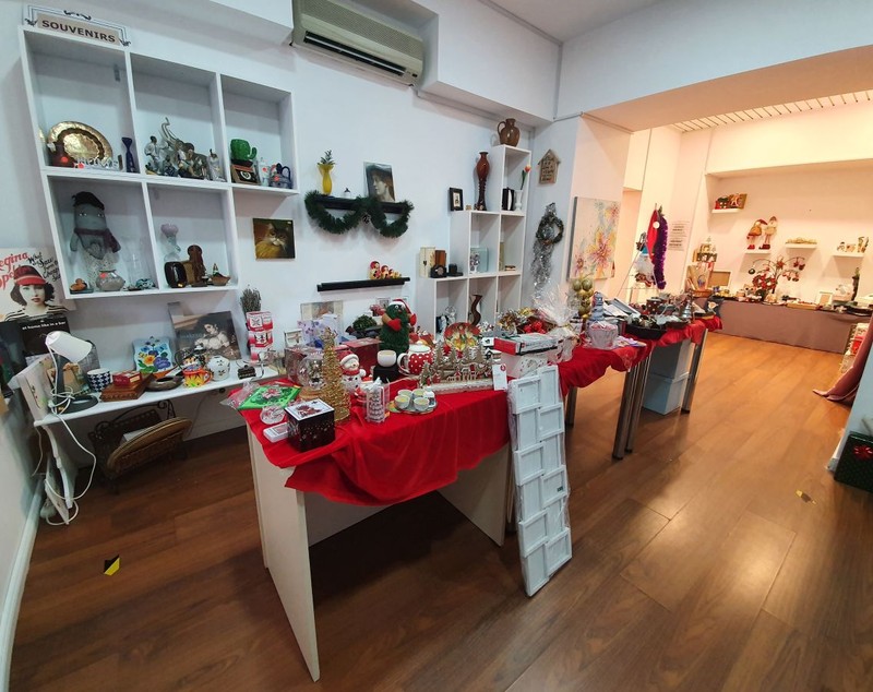 Sucursala din București a lui Moș Crăciun. Un magazin scoate la vânzare lucruri donate, iar din banii obținuți sunt luate daruri pentru nevoiași