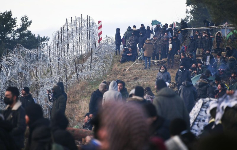 Mii de migranți în Belarus, la granița poloneză. Varșovia așteaptă un incident armat, UE și SUA îl atacă pe Lukașenko