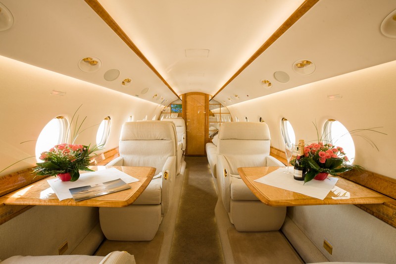 Așa arată interiorul avionului, potrivit site-ulului Țiriac Air