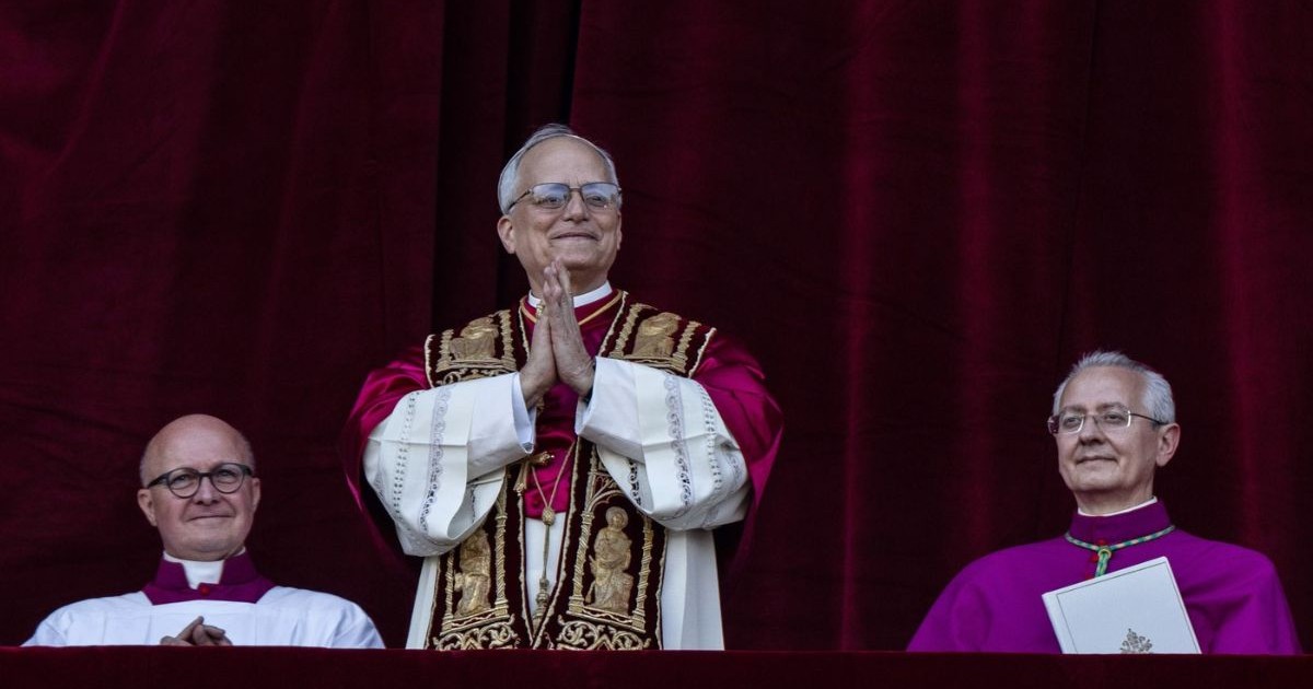 Noul papă ales, Leon al XIV-lea, americanul Robert Francis Prevost, la balconul Bazilicii Sfântul Petru din Vatican