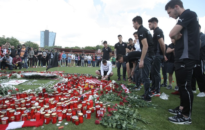 Tragedia i-a unit. Jucătorii de la Rapid și Steaua au mers pe arena rivalilor de la Dinamo să aprindă o lumânare  în memoria lui Ekeng
