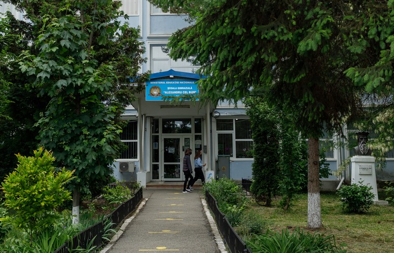 Bărbatul alegea locurile din școală pe care era sigur