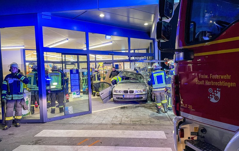 Un șofer a confundat frâna cu accelerația și a intrat, în viteză, într-un supermarket, în Germania. Doi răniți și pagube de 35.000 de euro