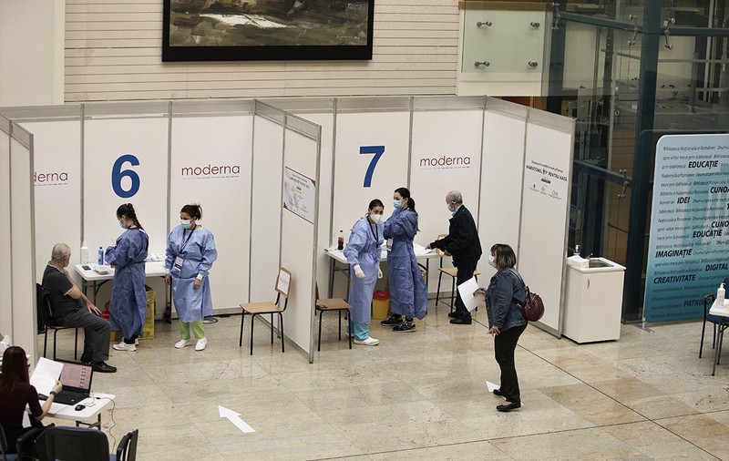 Peste 6,5 milioane de români sunt vaccinați cu schemă completă, însă ritmul imunizărilor continuă să scadă