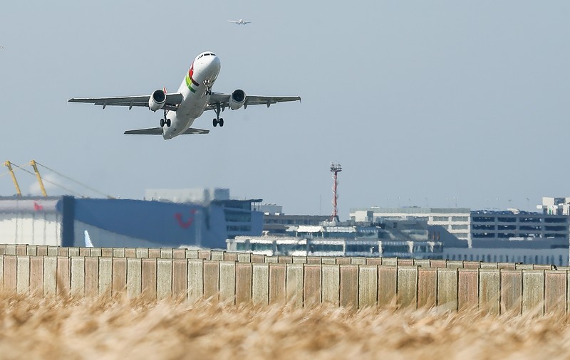 Alertă pe aeroportul din Bruxelles. O bombă din Al Doilea Război Mondial dezamorsată de geniști