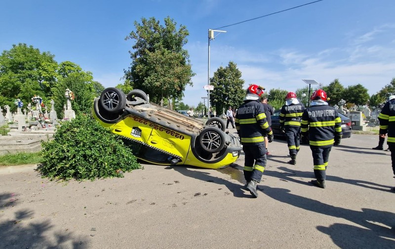 Accident în cimitir, la Iaşi, unde un taxi a fost lovit de un BMW şi s-a răsturnat