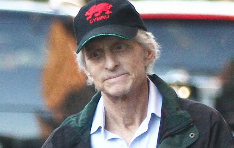 Michael Douglas: "De-abia aştept să pot bea un pahar cu vin" 