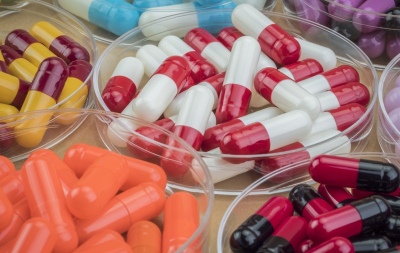 „Moartea vândută online”: Campanie națională împotriva medicamentelor falsificate care ucid un milion de oameni anual